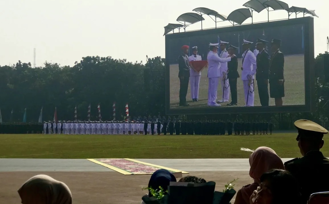 Panglima TNI Laksamana TNI Yudo Margono memberi penghargaan kepada beberapa perwira yang merupakan lulusan terbaik saat upacara pelantikan perwira TNI di Stadion Perkasa Mabes TNI, Jakarta, Rabu (9/8/2023).