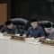 Ridwan Kamil dan Uu Ruzhanul Ulum pada Rapat Paripurna Pengumuman Pengusulan Pemberhentian Gubernur dan Wakil Gubernur Jawa Barat Masa Jabatan Tahun 2018 - 2023, di RR Paripurna DPRD Jawa Barat, di Kota Bandung, Selasa (1/8/2023). (Humas Pemda Jabar)