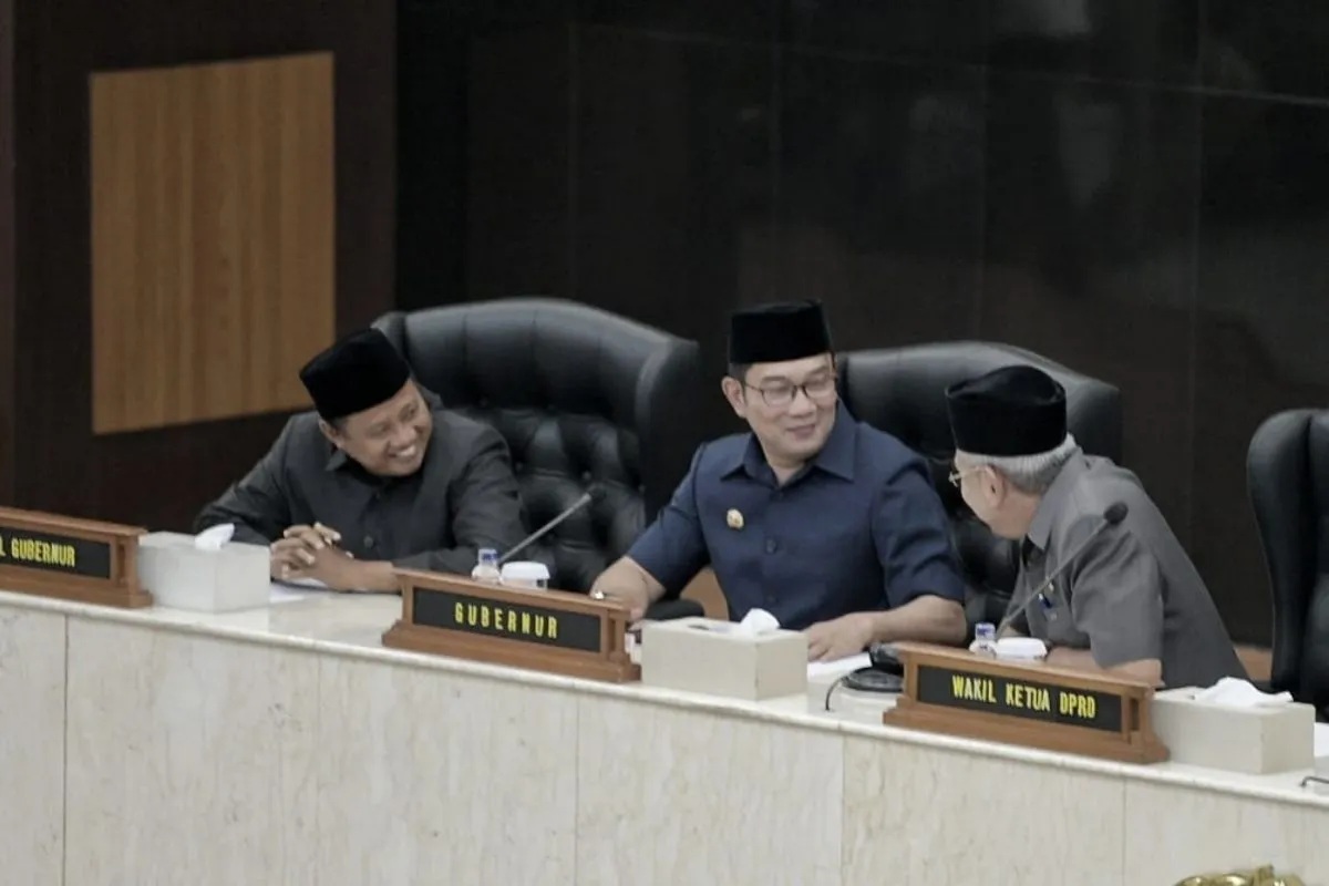Ridwan Kamil dan Uu Ruzhanul Ulum pada Rapat Paripurna Pengumuman Pengusulan Pemberhentian Gubernur dan Wakil Gubernur Jawa Barat Masa Jabatan Tahun 2018 - 2023, di RR Paripurna DPRD Jawa Barat, di Kota Bandung, Selasa (1/8/2023). (Humas Pemda Jabar)