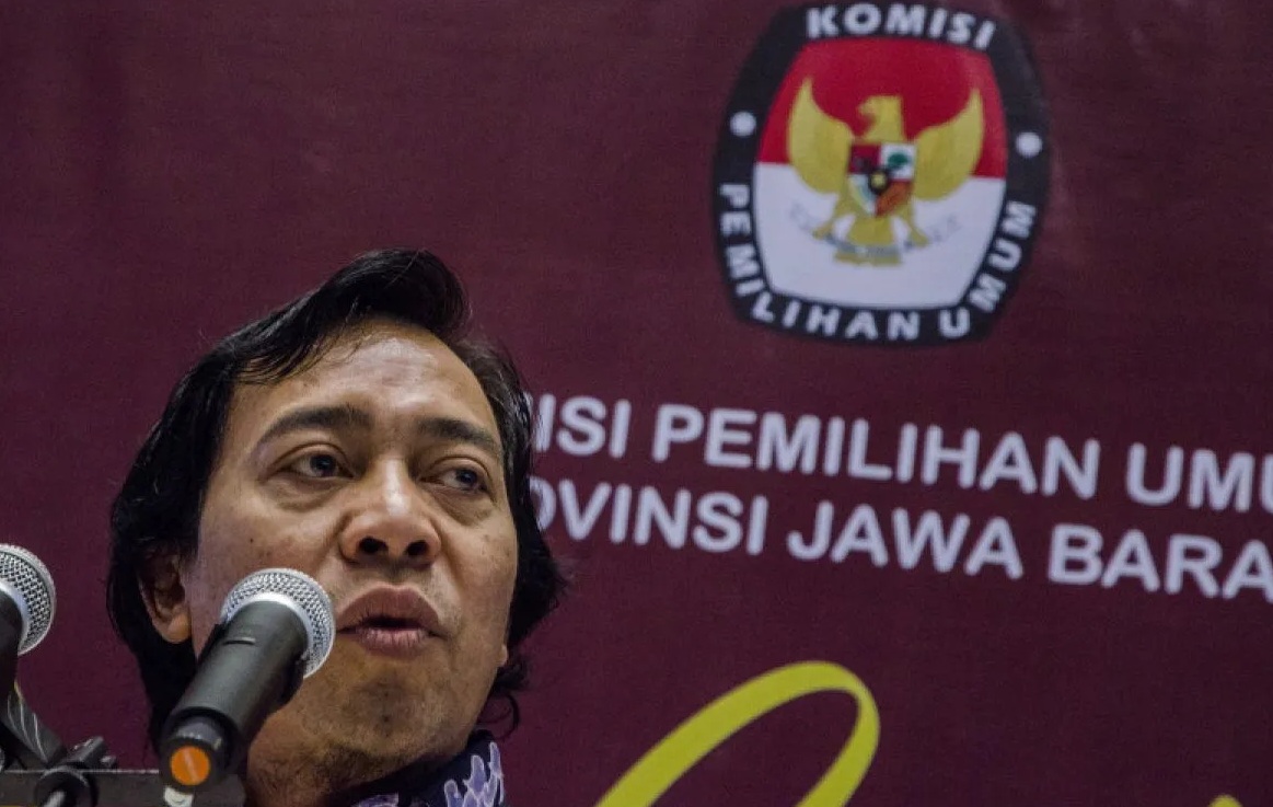 Komedian Alfiansyah alias Komeng memberikan keterangan pers saat pendaftaran Bakal Calon anggota DPD RI dari Jawa Barat di kantor KPU Jawa Barat, Bandung, Jawa Barat, Sabtu (13/5/2023). 