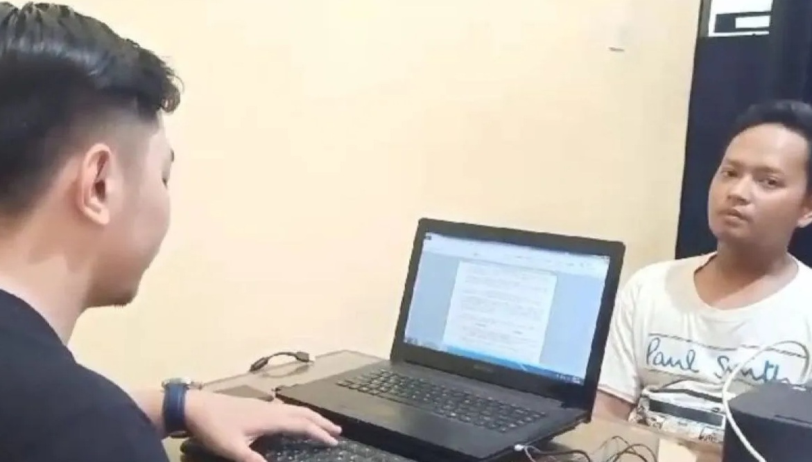 Pelaku pelecehan seksual MI (35) terhadap sejumlah santri di Cianjur, Jawa Barat, saat menjalani pemeriksaan di Mapolres Cianjur, Selasa (15/8/2023).(Ahmad Fikri). 