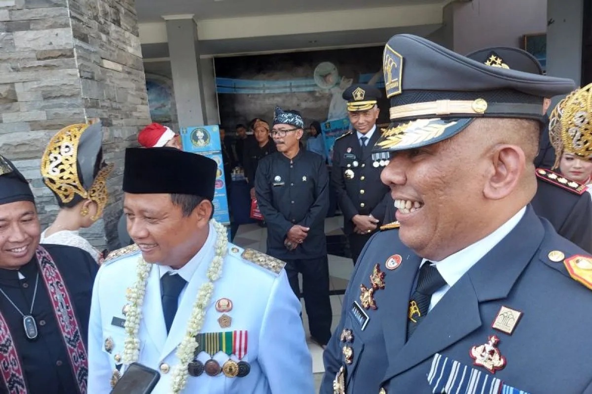 Wakil Gubernur Jawa Barat Uu Ruzhanul Ulum didampingi Kepala Kanwil Kemenkumham Jawa Barat R Andika Dwi Prasetya , Kamis (17/8/2023). (ANTARA)