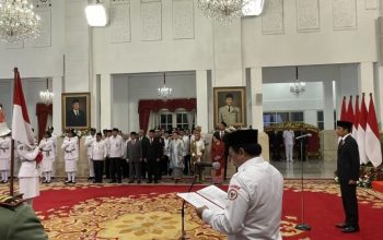 Presiden Joko Widodo mengukuhkan anggota Paskibraka 2023 di Istana Negara, Jakarta, Selasa (15/8/2023) sore. (ANTARA)