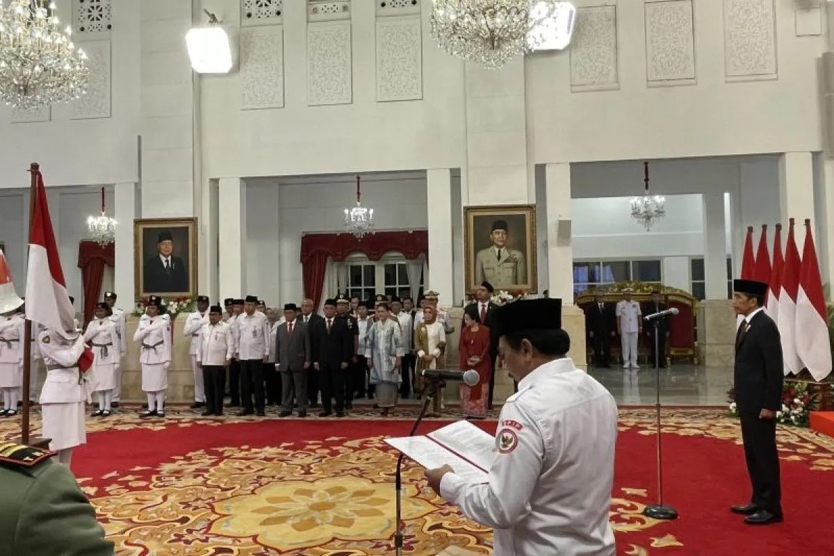 Presiden Joko Widodo mengukuhkan anggota Paskibraka 2023 di Istana Negara, Jakarta, Selasa (15/8/2023) sore. (ANTARA)