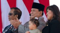 Menteri Pertahanan Prabowo Subianto (tengah), menyaksikan demonstrasi unjuk kebolehan pasukan Komponen Cadangan (Komcad) TNI angkatan 2023 di Pusdiklatpassus Kopassus Batujajar, Kabupaten Bandung Barat, Jumat (11/8/2023). 