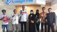 Kuasa hukum korban TPPO Cianjur, Jawa Barat, Salatudin Gayo (paling kanan) mendampingi keluarga menjemput pekerja migran asal Cianjur, Ida (38) di Bandara Soekarno-Hatta, Rabu (16/8/2023).(ANTARA).
