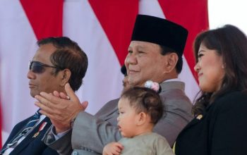 Menteri Pertahanan Prabowo Subianto (tengah), menyaksikan demonstrasi unjuk kebolehan pasukan Komponen Cadangan (Komcad) TNI angkatan 2023 di Pusdiklatpassus Kopassus Batujajar, Kabupaten Bandung Barat, Jumat (11/8/2023). 