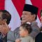 Menteri Pertahanan Prabowo Subianto (tengah), menyaksikan demonstrasi unjuk kebolehan pasukan Komponen Cadangan (Komcad) TNI angkatan 2023 di Pusdiklatpassus Kopassus Batujajar, Kabupaten Bandung Barat, Jumat (11/8/2023). 