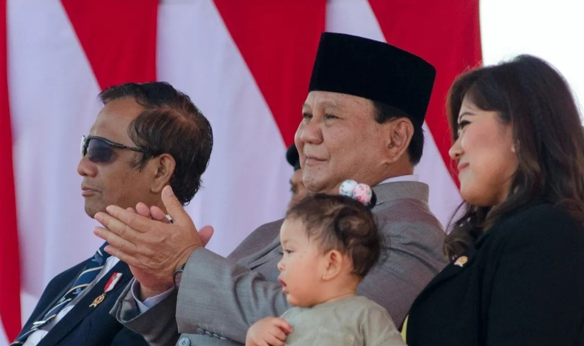 Menteri Pertahanan Prabowo Subianto (tengah), menyaksikan demonstrasi unjuk kebolehan pasukan Komponen Cadangan (Komcad) TNI angkatan 2023 di Pusdiklatpassus Kopassus Batujajar, Kabupaten Bandung Barat, Jumat (11/8/2023). 