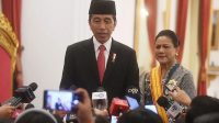 Presiden Joko Widodo (kiri) didampingi Ibu Negara Iriana (kanan) memberikan keterangan usai upacara penganugerahan Tanda Kehormatan di Istana Negara, Jakarta, Senin (14/8/2023). (ANTARA)