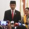 Presiden Joko Widodo (kiri) didampingi Ibu Negara Iriana (kanan) memberikan keterangan usai upacara penganugerahan Tanda Kehormatan di Istana Negara, Jakarta, Senin (14/8/2023). (ANTARA)