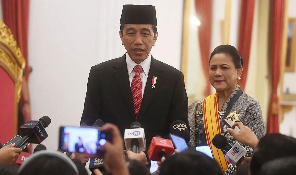 Presiden Joko Widodo (kiri) didampingi Ibu Negara Iriana (kanan) memberikan keterangan usai upacara penganugerahan Tanda Kehormatan di Istana Negara, Jakarta, Senin (14/8/2023). (ANTARA)