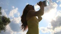 Penelitian Minum Air Sambil Berdiri Ternyata Bisa Bikin Tulang Patah