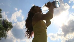 Penelitian Minum Air Sambil Berdiri Ternyata Bisa Bikin Tulang Patah