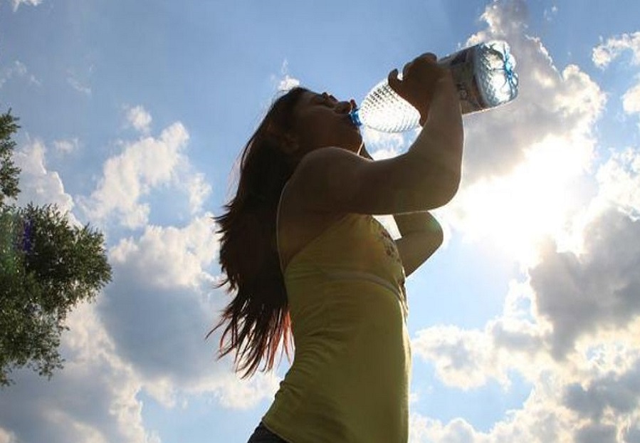 Minum Sambil Berdiri Bisa Bikin Tulang Patah!---Pixabay