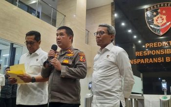 Direktur Tindak Pidana Umum (Dirtipidum) Brigjen Pol. Rahardjo Puro (tengah) Karopenmas DivHumas Polri Brigjen Pol. Ahmad Ramadhan memberikan keterangan pers penetapan tersangka Panji Gumilang di Mabes Polri Jakarta, Selasa (1/8/2023). (ANTARA/Laily Rahmawaty)