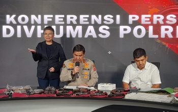 Semen Khusus (Densus) 88 Antiteror Polri menyita 16 senjata api yang diduga milik dari teroris Karyawan PT Kereta Api Indonesia (KAI) berinisial DE (28). -Anisha Aprilia-
