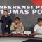 Semen Khusus (Densus) 88 Antiteror Polri menyita 16 senjata api yang diduga milik dari teroris Karyawan PT Kereta Api Indonesia (KAI) berinisial DE (28). -Anisha Aprilia-