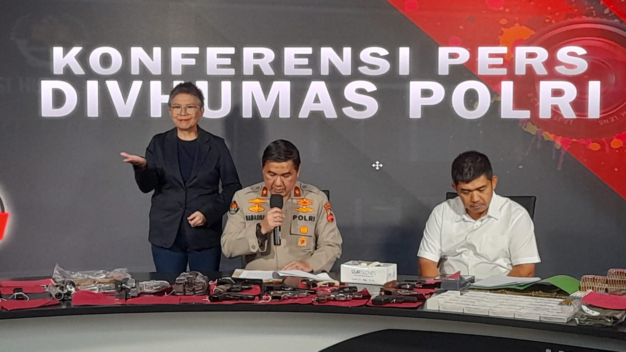 Semen Khusus (Densus) 88 Antiteror Polri menyita 16 senjata api yang diduga milik dari teroris Karyawan PT Kereta Api Indonesia (KAI) berinisial DE (28). -Anisha Aprilia-