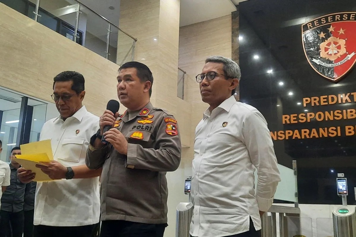 Direktur Tindak Pidana Umum (Dirtipidum) Brigjen Pol. Rahardjo Puro (tengah) Karopenmas DivHumas Polri Brigjen Pol. Ahmad Ramadhan memberikan keterangan pers penetapan tersangka Panji Gumilang di Mabes Polri Jakarta, Selasa (1/8/2023). (ANTARA/Laily Rahmawaty)