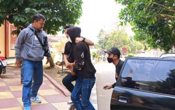 DIAMANKAN : Satreskrim Polres Sukabumi saat mengamankan pelaku Penganiayaan Terhadap Anaknya Sendiri (FOTO : NANDI/ RADARSUKABUMI)