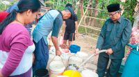 Anggota DPRD Jawa Barat Fraksi PKS Abdul Muiz menyalurkan air bersih di Kampung Kamandoran Desa Karang Tengah Kecamatan Cibadak, Selasa (23/08/2023).
