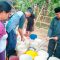 Anggota DPRD Jawa Barat Fraksi PKS Abdul Muiz menyalurkan air bersih di Kampung Kamandoran Desa Karang Tengah Kecamatan Cibadak, Selasa (23/08/2023).