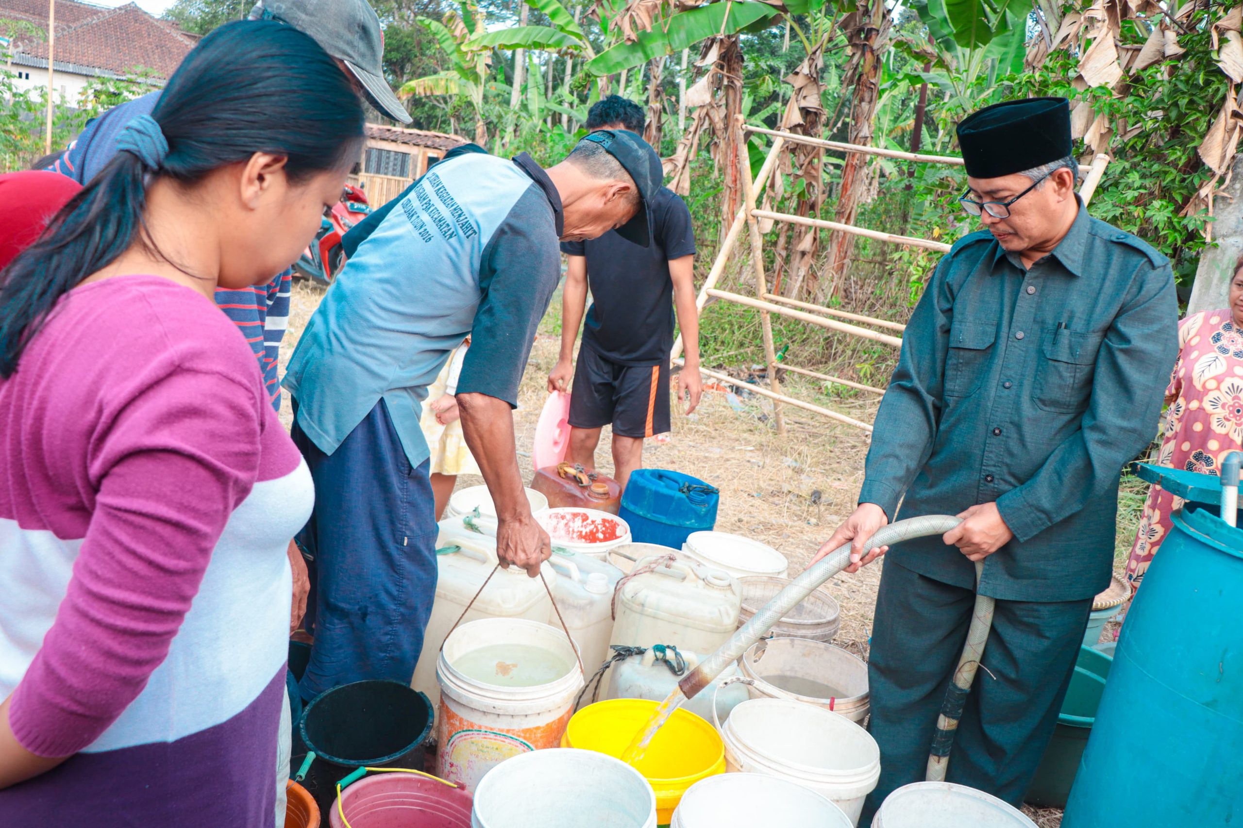 Anggota DPRD Jawa Barat Fraksi PKS Abdul Muiz menyalurkan air bersih di Kampung Kamandoran Desa Karang Tengah Kecamatan Cibadak, Selasa (23/08/2023).