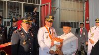 PENYERAHAN SK: Walikota Sukabumi Achmad Fahmi secara simbolis menyerahkan SK remisi kepada salah satu narapidana Lapas Kelas IIB Sukabumi, Kamis (17/8).(FT: BAMBANG/RADARSUKABUMI)