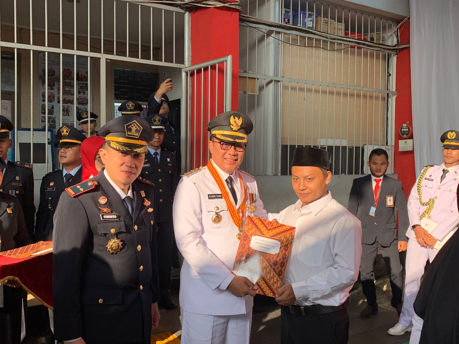 PENYERAHAN SK: Walikota Sukabumi Achmad Fahmi secara simbolis menyerahkan SK remisi kepada salah satu narapidana Lapas Kelas IIB Sukabumi, Kamis (17/8).(FT: BAMBANG/RADARSUKABUMI)