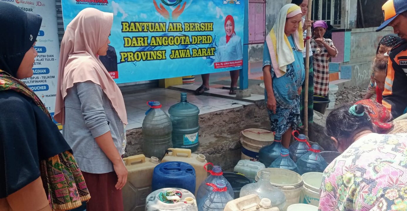 AIR BERSIH : Sejumlah masyarakat di Kampung Ciburial saat menerima droping air bersih yang diberikan Anggota DPRD Provinsi Jawa Barat Fraksi Gerindra, Lina Ruslinawati. (Foto: Tim Lina)