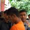 DIAMANKAN : Jajaran kepolisian polres Sukabumi amankan ER (34) terduga pelaku penganiaya anak kandungnya fi kecamatan Cidolog, Kabupaten yang sempat viral di media sosial facebook. (FOTO : NANDI/ RADARSUKABUMI)