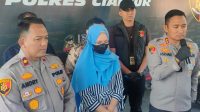 Kapolres Cianjur, Jawa Barat, AKBP Aszhari Kurniawan didampingi korban kasus Tindak Pidana Perdagangan Orang (TPPO) asal Cianjur, Ida (38).(Ahmad Fikri)