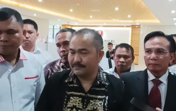 Kamaruddin Simanjuntak (tengah)