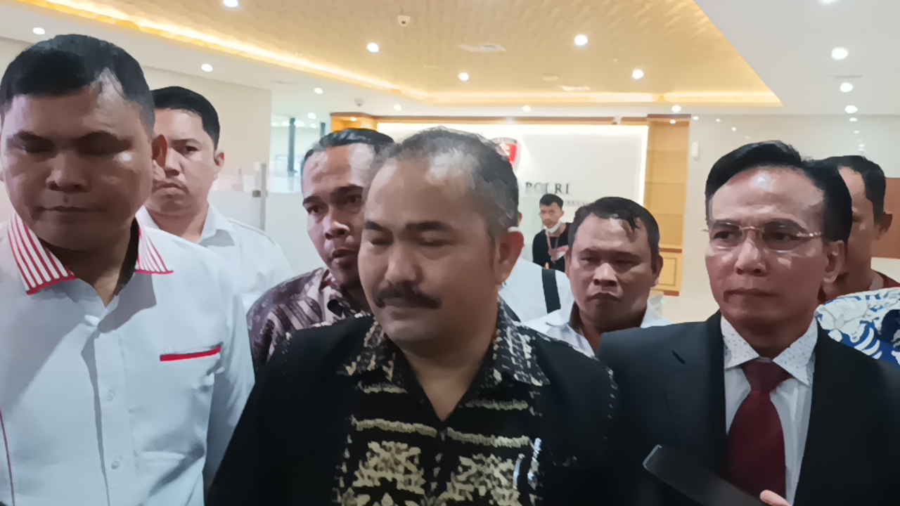 Kamaruddin Simanjuntak (tengah)