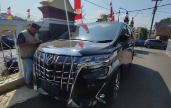 Mobil Alphard milik Bupati Pangandaran yang tabrakan dengan Pemotor di jalan Ciamis, Senin 7 Agustus 2023-NTMC Polri-
