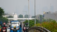 Sektor transportasi penyumbang polusi udara terbesar di Jakarta. Tampak bangunan gedung pencakar langit yang blur di karena polusi udara yang mengambang -Bay Ismoyo/AFP-
