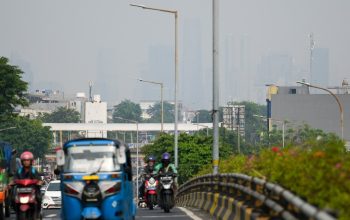 Sektor transportasi penyumbang polusi udara terbesar di Jakarta. Tampak bangunan gedung pencakar langit yang blur di karena polusi udara yang mengambang -Bay Ismoyo/AFP-