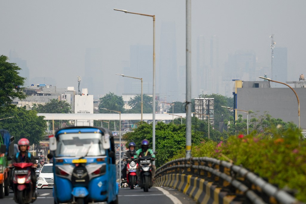 Sektor transportasi penyumbang polusi udara terbesar di Jakarta. Tampak bangunan gedung pencakar langit yang blur di karena polusi udara yang mengambang -Bay Ismoyo/AFP-