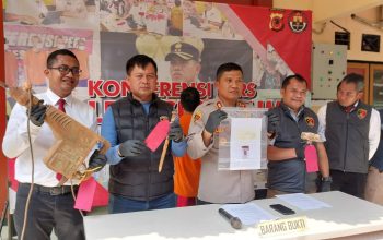 Kapolres Sukabumi AKBP Maruly Pardede saat menunjukan barang bukti Penambangan Emas Tanpa Izin di Desa Ciemas. (FOTO : NANDI/ RADARSUKABUMI)