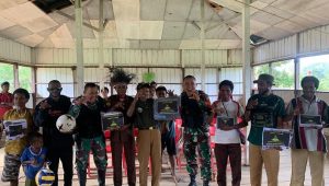 Peringati HUT RI ke-78, Satgas Yonif 310/KK Sukabumi Disambut Warga Perbatasan dan Berikan Bantuan