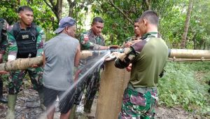 Bantu Warga, Satgas Yonif 310/KK Sukabumi Hidupkan Kembali Mata Air di Perbatasan Papua