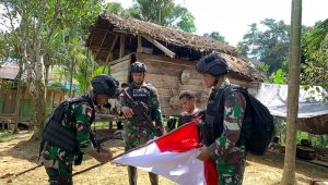 Sambut HUT RI, Satgas Yonif 310/KK Sukabumi Kibarkan Merah Putih dan Botram Bareng Warga Perbatasan
