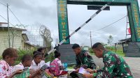 Sayang Anak Papua, Satgas Yonif 310/KK Sukabumi Bacakan Dongeng Usai Pulang Sekolah