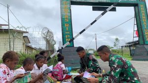 Sayang Anak Papua, Satgas Yonif 310/KK Sukabumi Bacakan Dongeng Usai Pulang Sekolah