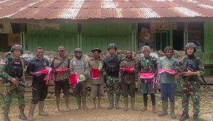 Satgas Yonif 310/KK Sukabumi Kunjungi Rumah Warga di Distrik Okbibab Pegunungan Bintang Papua