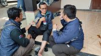 DIWAWANCARA : Jurnalis Republika Riga Nurul Iman mengalami cedera kaki dan kesulitan berjalan akibat ditendang pada bagian kakinya pada saat meliput kegiatan kunjungan presiden Joko Widodo (Jokowi) ke Pasar Parungkuda, Kabupaten Sukabumi, Jumat (04/08/2023)