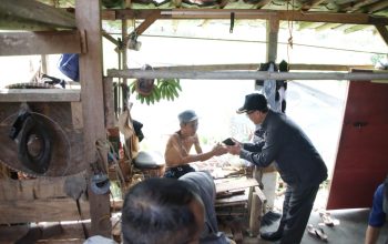 Anggota DPRD Provinsi Jawa Barat Fraksi PKS Abdul Muiz meninjau langsung penerima mamfaat Rumah Tinggal Layak Huni (rutilahu) di Kota Sukabumi, Selasa (29/08/2023).