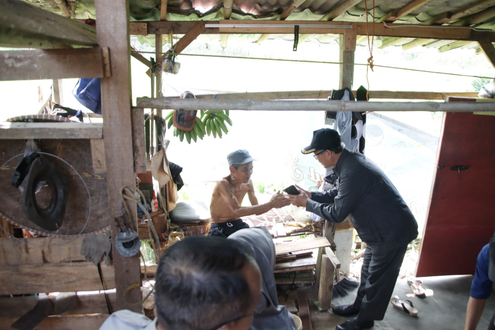Anggota DPRD Provinsi Jawa Barat Fraksi PKS Abdul Muiz meninjau langsung penerima mamfaat Rumah Tinggal Layak Huni (rutilahu) di Kota Sukabumi, Selasa (29/08/2023).