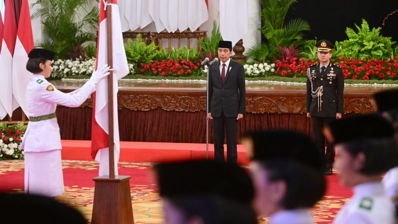 Presiden Joko Widodo saat resmi mengukuhkan 76 anggota Paskibraka Nasional 2023 di Istana Negara, Jakarta, Selasa, 15 Agustus 2023-Foto/BPMI Setpres/Muchlis Jr-